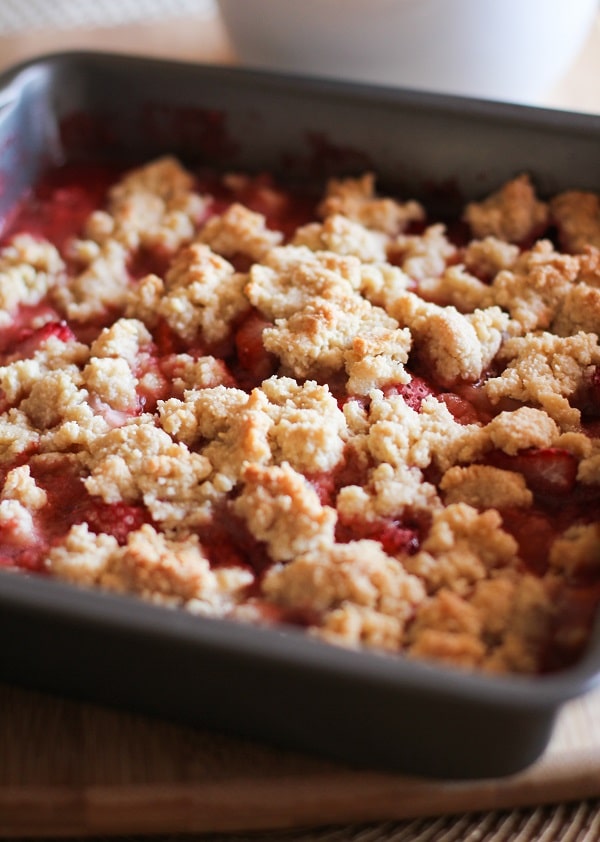 paleo_strawberry_crumble