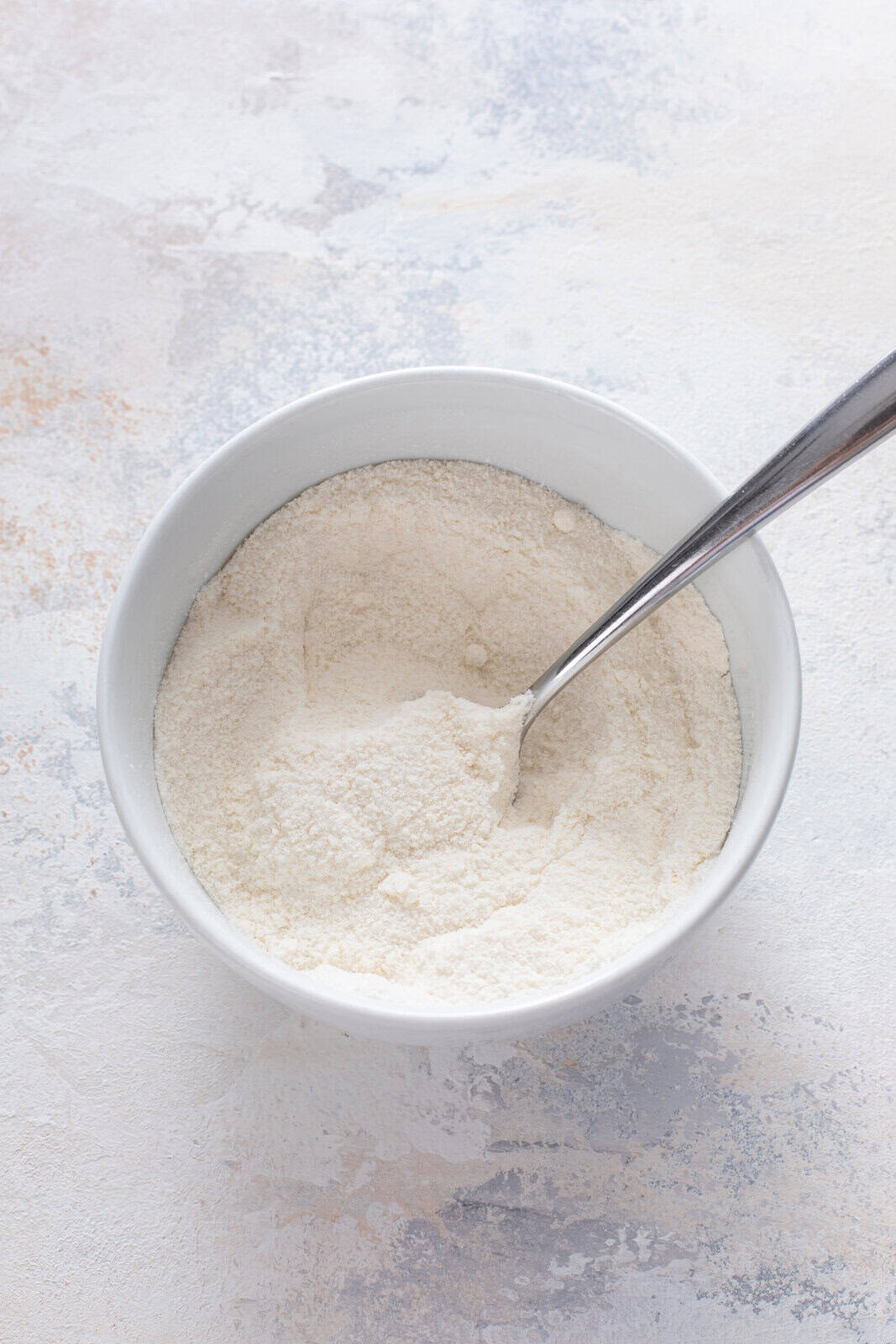 Sugar and flour mixed together in a small bowl.