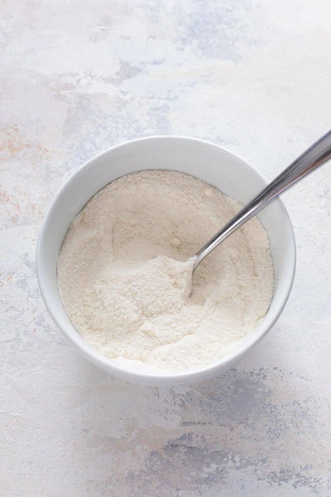 Sugar and flour mixed together in a small bowl.